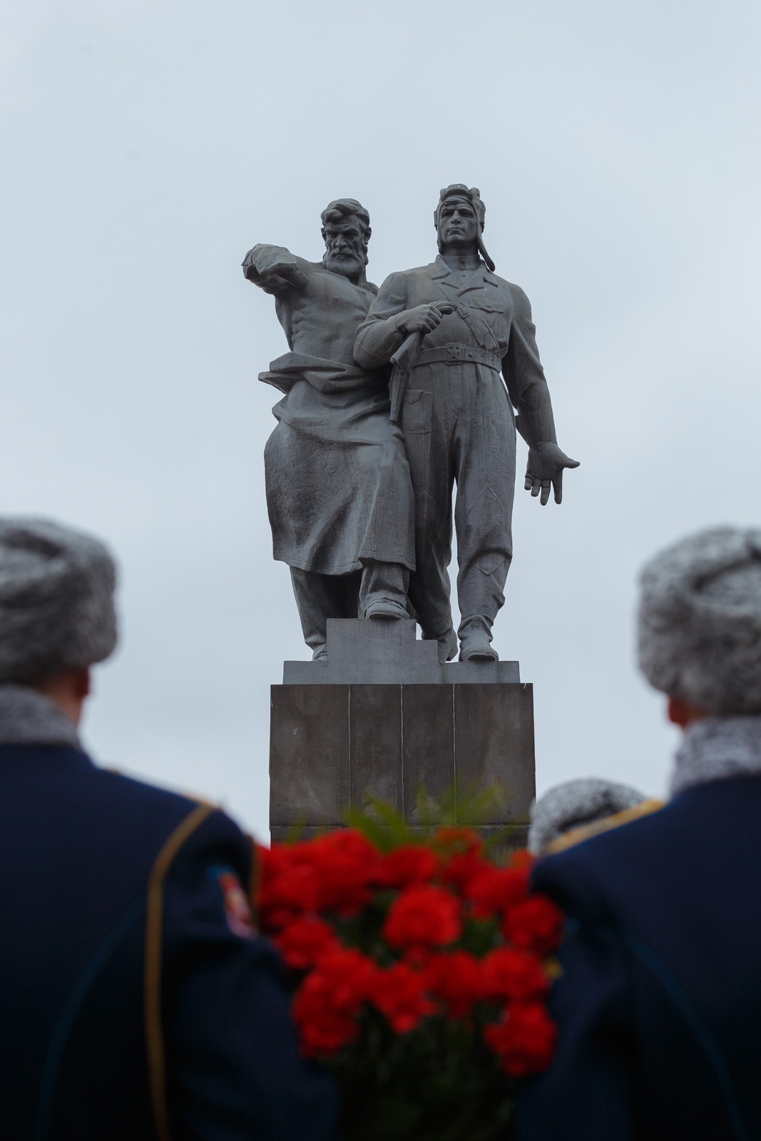 Памятник уральскому добровольческому. Памятник Уральскому добровольческому корпусу Екатеринбург. Памятник Уральскому добровольческому танковому корпусу. Памятник воинам Уральского танкового корпуса Екатеринбург. Памятник воинам Уральского добровольческого танкового корпуса.